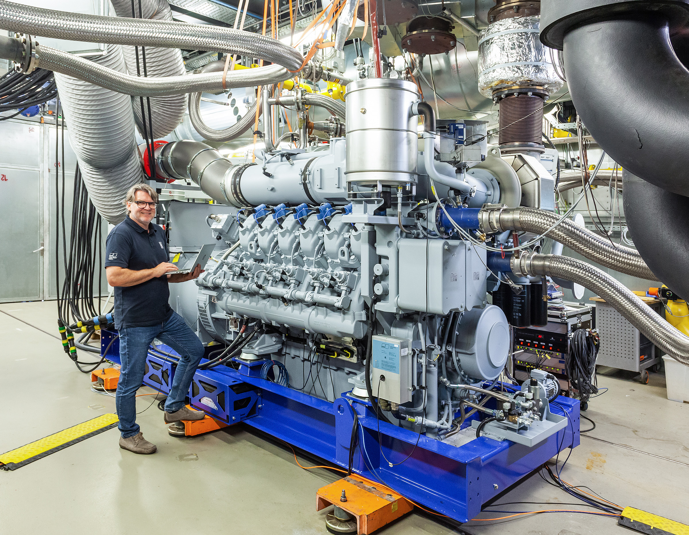 Rolls-Royce engineers are currently testing the first mtu 100% hydrogen engines at the gas systems plant in Augsburg. Tests of the 12-cylinder mtu Series 4000 L64 gas engine have shown very good performance, efficiency and emissions characteristics. Derzeit testen Rolls-Royce-Ingenieure die ersten 100%-Wasserstoff-mtu-Motoren im Gassystemwerk am Standort Augsburg. Die Tests des 12-Zylinder-mtu-Gasmotors der Baureihe 4000 L64 zeigen sehr gute Eigenschaften in Bezug auf Leistung, Effizienz und Emissionen.