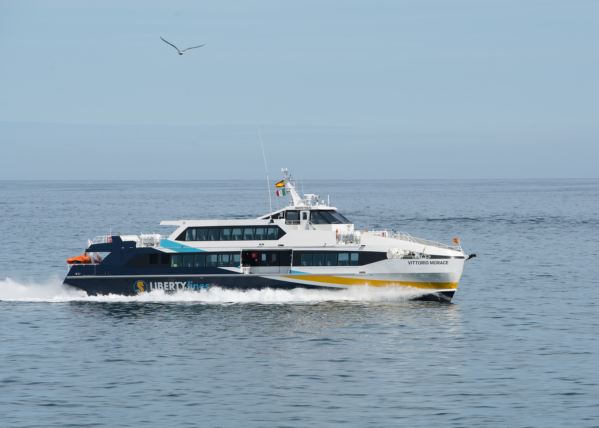 In June 2024, the Italian shipping company Liberty Lines launched the world's first hybrid fast ferry of this category and size in Trapani, Sicily, powered by an mtu hybrid propulsion system from Rolls-Royce. The 39.5 meter long ship has a capacity of 251 passengers and reaches a speed of over 30 knots.Die italienische Reederei Liberty Lines hat im Juni 2024 in Trapani (Sizilien) die weltweit erste Hybrid-Schnellfähre dieser Kategorie und Größe feierlich in Betrieb genommen, angetrieben von einem mtu-Hybrid-Antriebssystem von Rolls-Royce. Das 39,5 Meter lange Schiff hat eine Kapazität von 251 Passagieren und erreicht eine Geschwindigkeit von über 30 Knoten. 