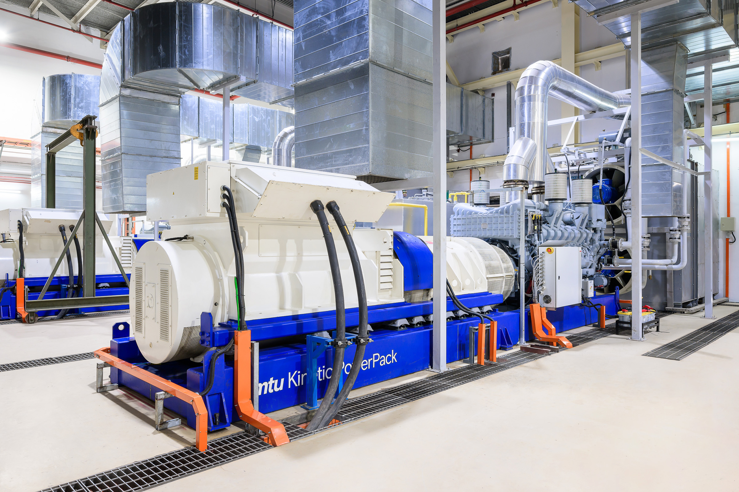 Rolls-Royce has delivered and commissioned four mtu Kinetic PowerPacks to semiconductor manufacturer X-FAB Sarawak in Malaysia. The dynamic uninterruptible power supply units (DUPS) secure the critical power load for operation.Rolls-Royce hat vier mtu Kinetic PowerPacks an Halbleiterhersteller X-FAB Sarawak in Malaysia geliefert und in Betrieb genommen. Die dynamischen unterbrechungsfreien Stromversorgungseinheiten (DUPS) sichern die kritische Stromlast für den Betrieb.