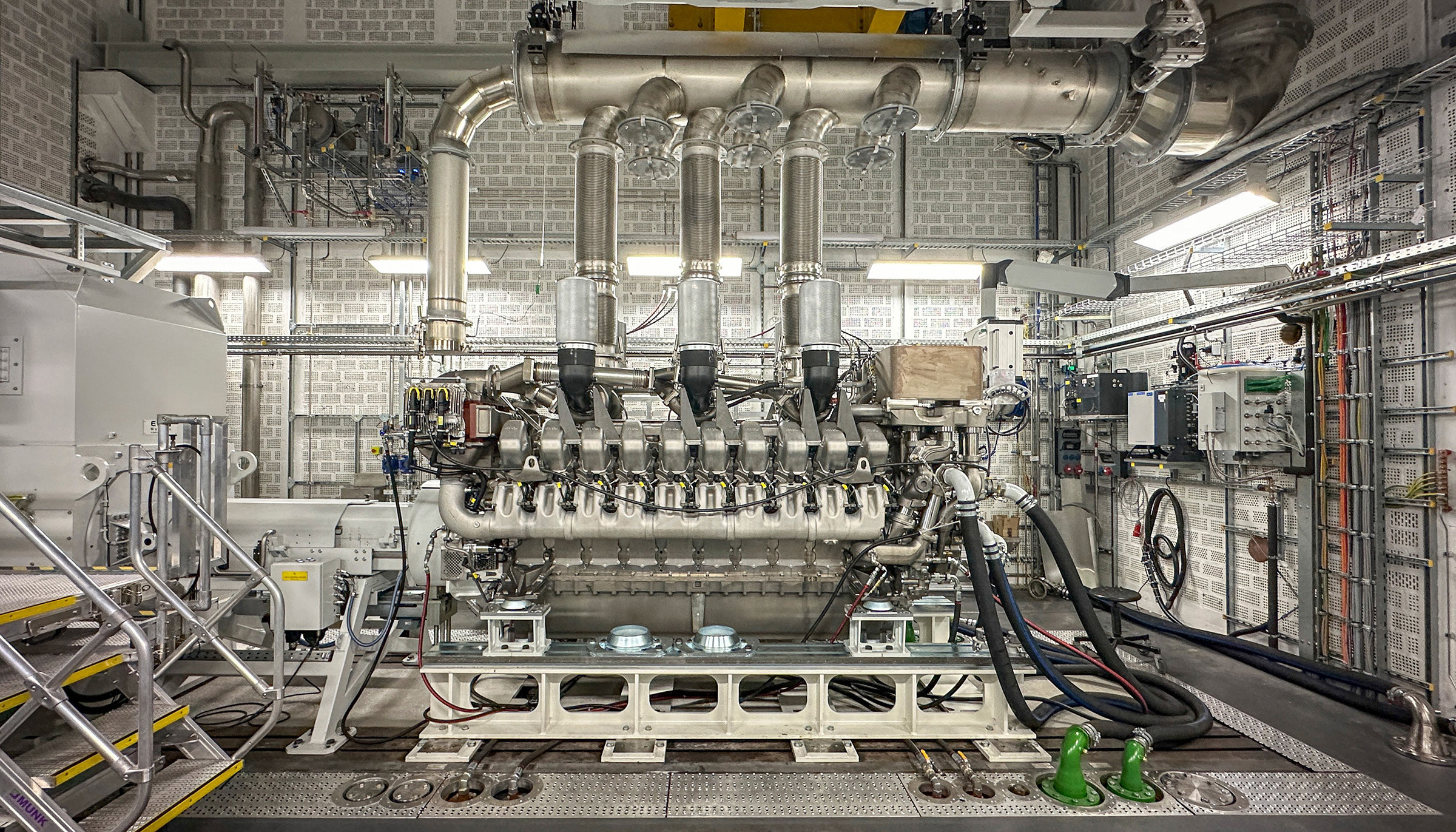 Rolls-Royce is continuing to drive forward the sustainable transformation of its production: at its German plants in Friedrichshafen, Augsburg and Ruhstorf, the test benches for the key mtu diesel engines now run entirely on renewable diesel/ HVO; pictured here is a test bench at the Rolls-Royce Power Systems headquarters in Friedrichshafen featuring a Series 4000 mtu diesel engine.Rolls-Royce treibt die nachhaltige Transformation seiner Produktion weiter: In den deutschen Werken Friedrichshafen, Augsburg und Ruhstorf laufen die Prüfstände der wichtigsten mtu-Dieselmotoren inzwischen vollständig mit dem nachhaltigen Kraftstoff HVO; Im Bild ein Prüfstand am Hauptstandort von Rolls-Royce Power Systems in Friedrichshafen mit einem Dieselmotor der mtu-Baureihe 4000. 