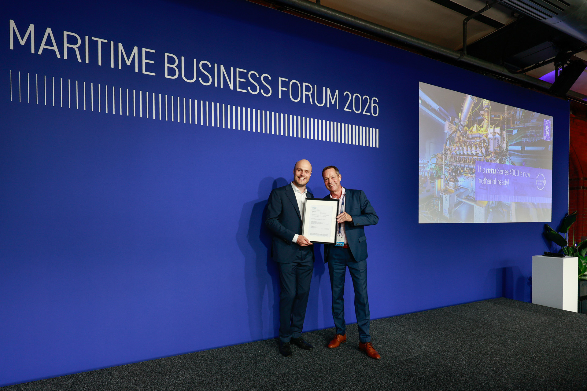 As part of Rolls-Royce Power Systems’ first Maritime Business Forum, held on the eve of SMM 2026, Olaf Drews(right), Head of Engines & Pressurised Equipment Maritime at the international classification society DNV, handed over the Methanol-Ready certificate to Dr Lukas Köhler (left), Senior Vice President Global Marine & Mining at Rolls-Royce Power Systems.Im Rahmen des ersten Maritime Business Forum von Rolls-Royce Power Systems am Vortag der SMM 2026 übergab Olaf Drews (rechts im Bild), Head of Engines & Pressurized Equipment Maritime der internationale Klassifikationsgesellschaft DNV das Methanol-Ready-Zertifikat an Dr. Lukas Köhler (links im Bild), Senior Vice President Global Marine & Mining bei Rolls-Royce Power Systems.