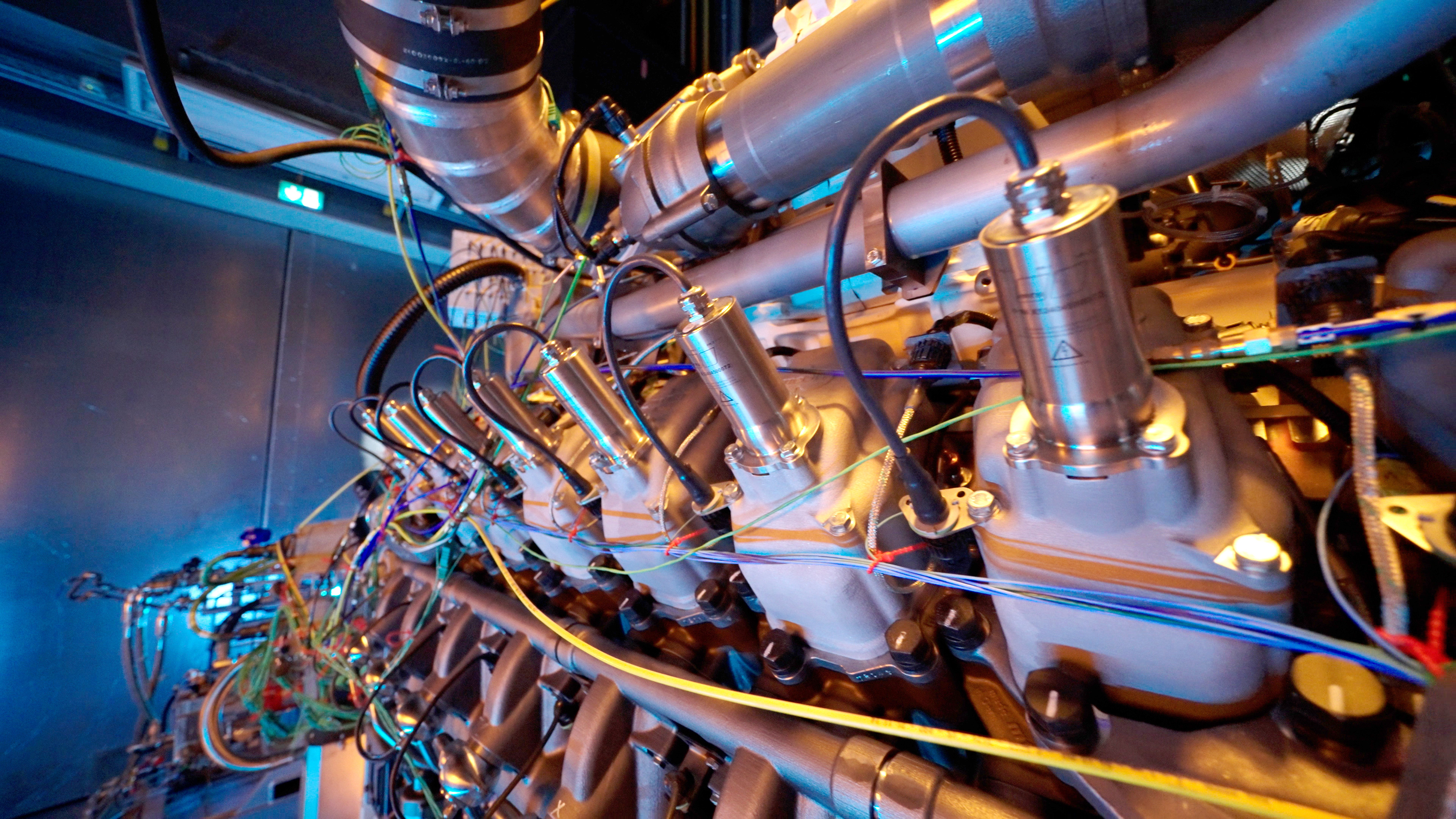 PS_External Coms_2025_First mtu methanol engine on the test bench_cylinder heads.jpg