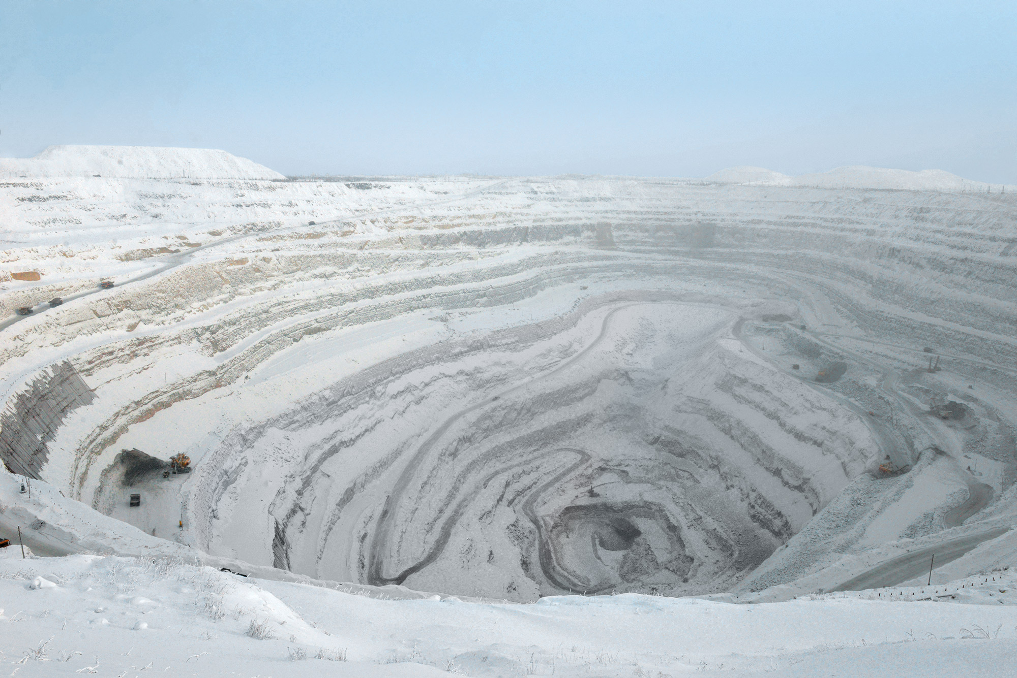 Große Gegensätze: In der Tagebaugrube Jubilejny werden wertvolle Diamanten gefördert – insgesamt mehr als zehn Millionen Karat. Mensch und Maschine müssen sie dem kalten Permafrostboden abtrotzen, weit abgelegen in Sibirien, kurz