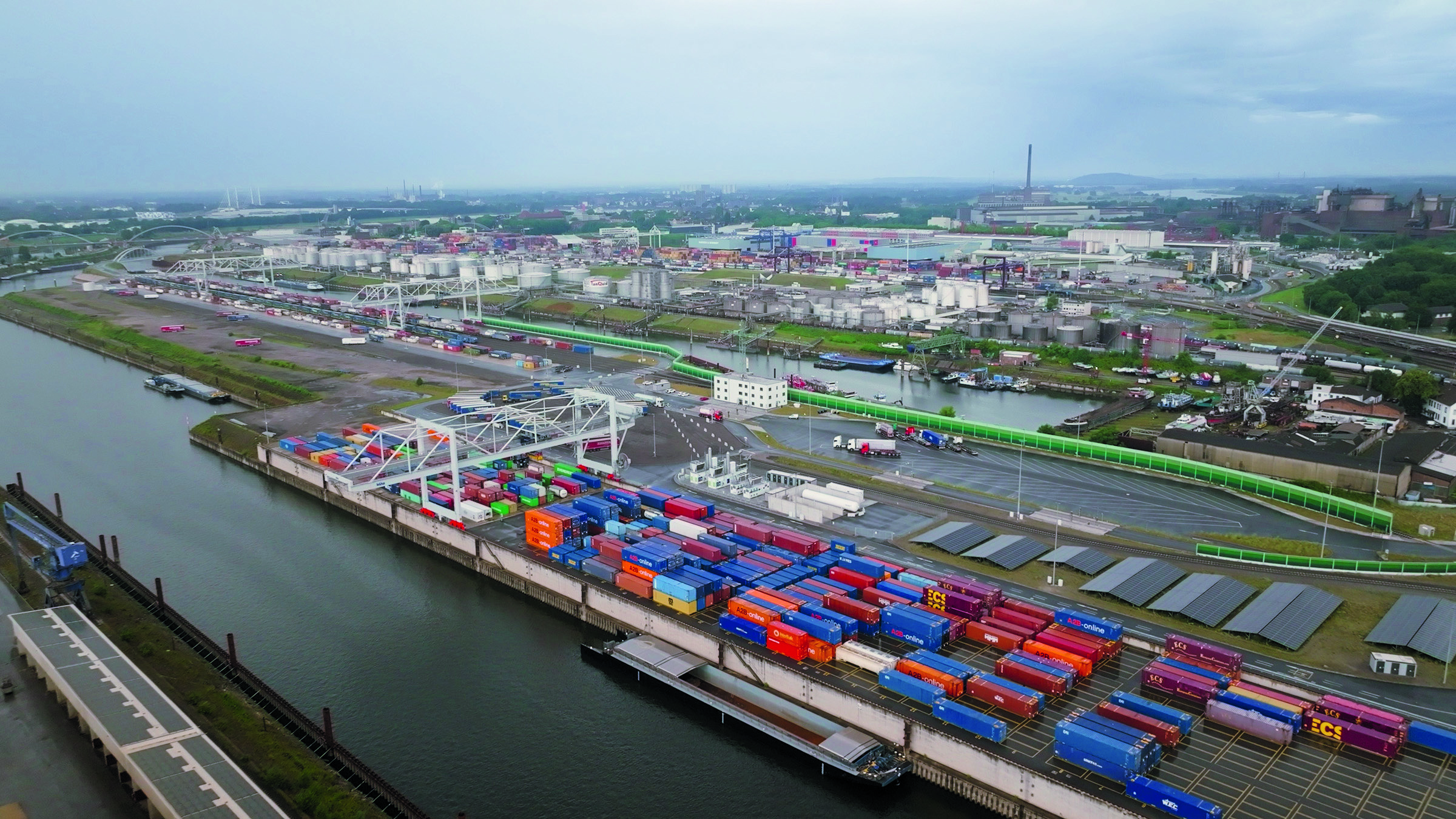 Rolls-Royce and Duisburger Hafen AG opened a self-sufficient and CO2-neutral energy system for the new Duisburg Gateway Terminal at the beginning of July 2025. Rolls-Royce supplied two mtu H2 combined heat and power plants, an mtu EnergyPack battery storage system, and two mtu fuel cell systems. The picture shows the new terminal in the Port of Duisburg, which covers an area equivalent to 33 soccer fields.Rolls-Royce und die Duisburger Hafen AG haben Anfang Juli 2025 ein autarkes und CO2-neutrales Energiesystem für das neue Duisburg Gateway Terminal eröffnet. Rolls-Royce hat zwei mtu-H2-Blockheizkraftwerke, ein mtu EnergyPack Batteriespeichersystem und zwei mtu-Brennstoffzellensysteme geliefert. Im Bild das 33 Fußballfelder große neue terminal im Duisburger Hafen.