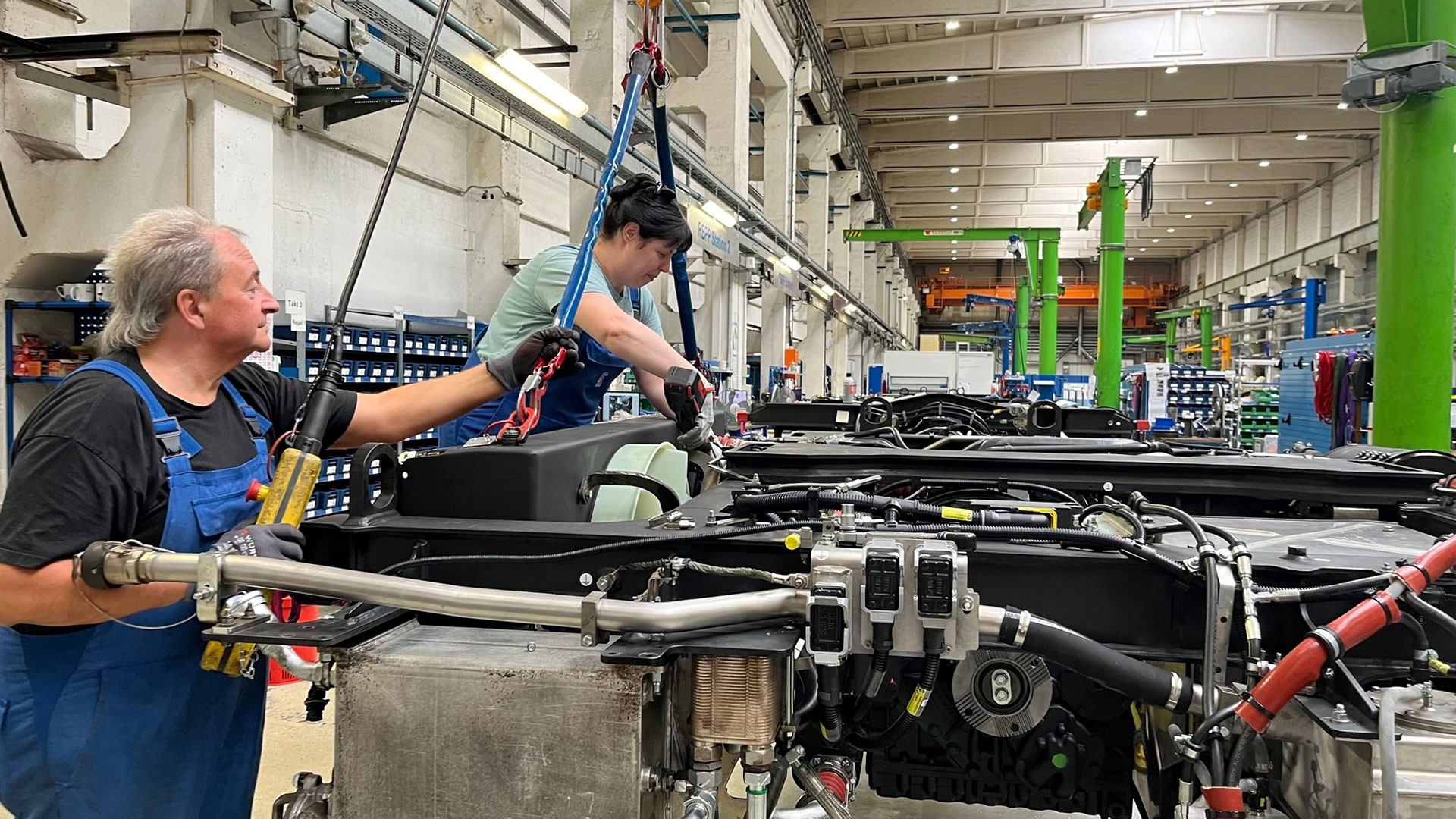 At the Rolls-Royce site in Magdeburg, the mtu PowerPacks of the transport company Netinera are being overhauled. The mtu PowerPacks and engines are completely dismantled, cleaned, tested and reassembled with reman components or new parts. Rolls-Royce guarantees a product that is equivalent to a new mtu PowerPack in terms of performance and reliability - and is environmentally friendly and efficient.Am Rolls-Royce-Standort in Magdeburg werden die mtu PowerPacks des Verkehrsunternehmens Netinera generalüberholt. Die mtu PowerPacks und -Motoren werden komplett zerlegt, gereinigt, geprüft und mit Reman-Komponenten oder Neuteilen wieder zusammengebaut. Rolls-Royce garantiert ein Produkt, das in Leistung und Zuverlässigkeit einem neuen mtu PowerPack entspricht – und das umweltfreundlich und effizient. 